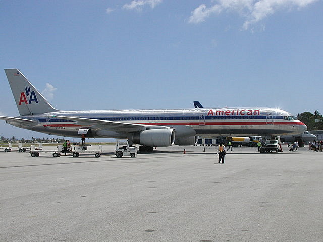 American Airlines lensi St.Martinille monta lentoa pÃ¤ivÃ¤ssÃ¤.