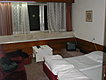 Yksinkertainen, mutta siisti hotellihuoneemme. Hotel Kyjev, halpa kuin mikÃ¤ ja aamiainenkin kuului hintaan.