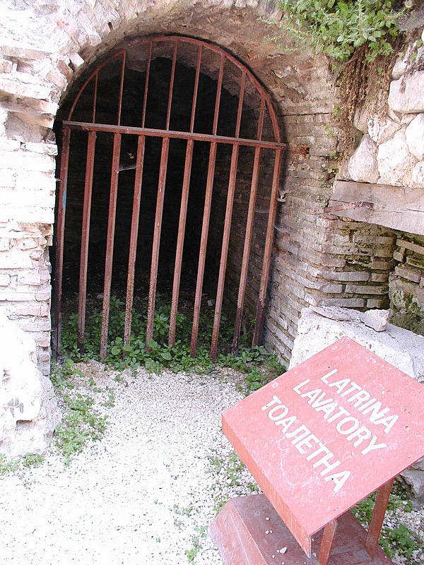Varna - Roomalainen kylpylÃ¤ ja pikkaisen ankeampi vessa