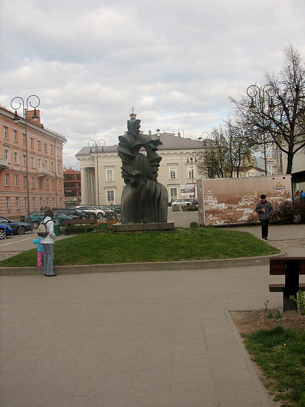 A statue on the German street. Behind is the town hall.