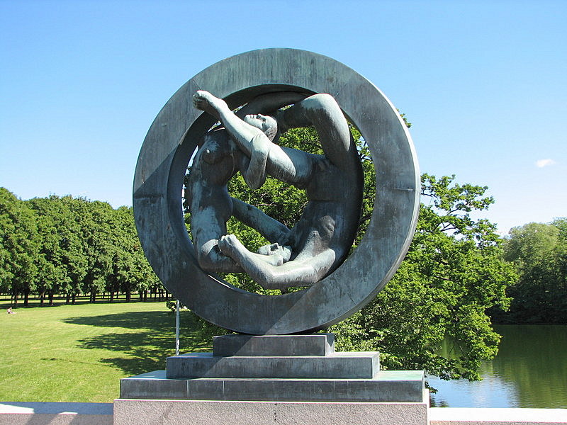 Vigeland-puistossa Gustav Vigelandin patsaita
