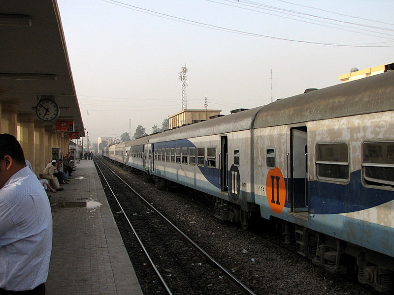 Odotellaan Aswanin junaa Luxorin rautatieasemalla