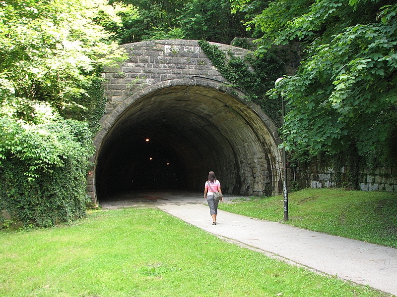 Tunneli luonnonpuistoon