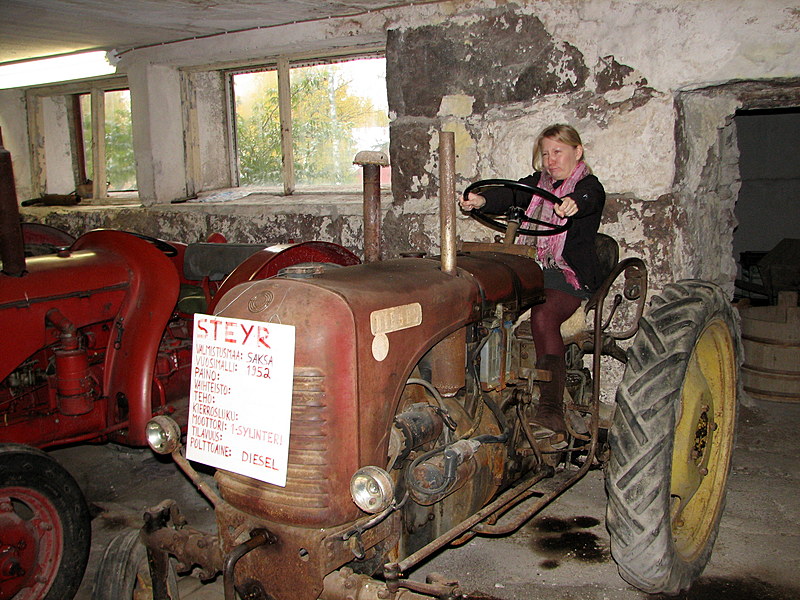 Hanna ajaa traktorilla